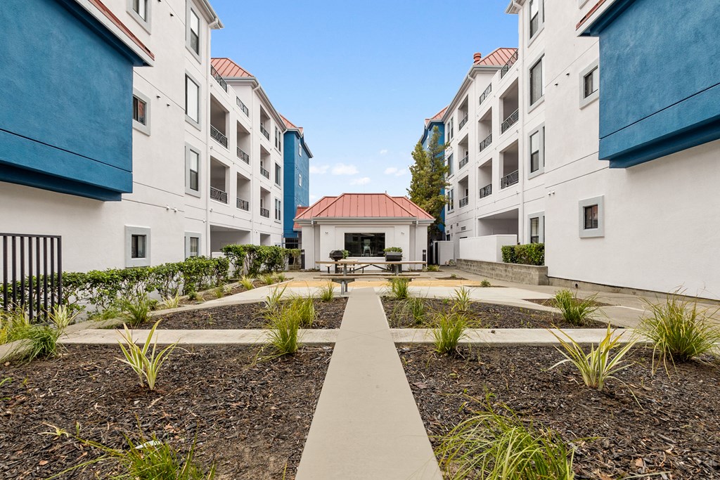 Exterior Views at Del Norte Place Apartment Homes