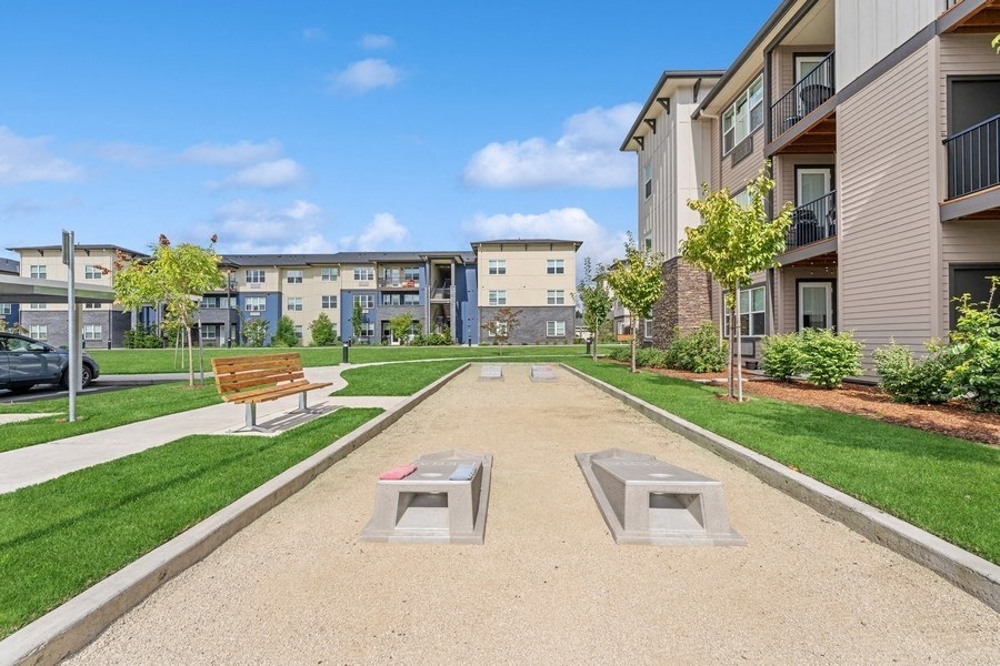 the preserve at ballantyne commons courtyard with benches and grass