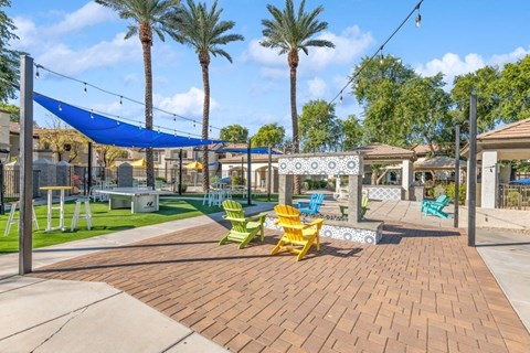 picnic and outdoor seating area at Biscayne Bay Apartments