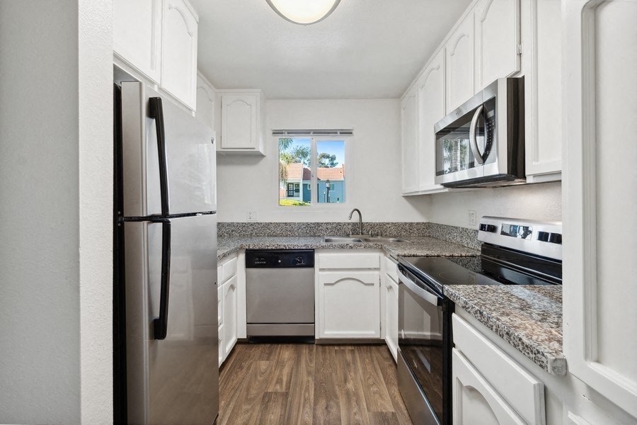 Modern Kitchen at Canyon Villa Apartment Homes