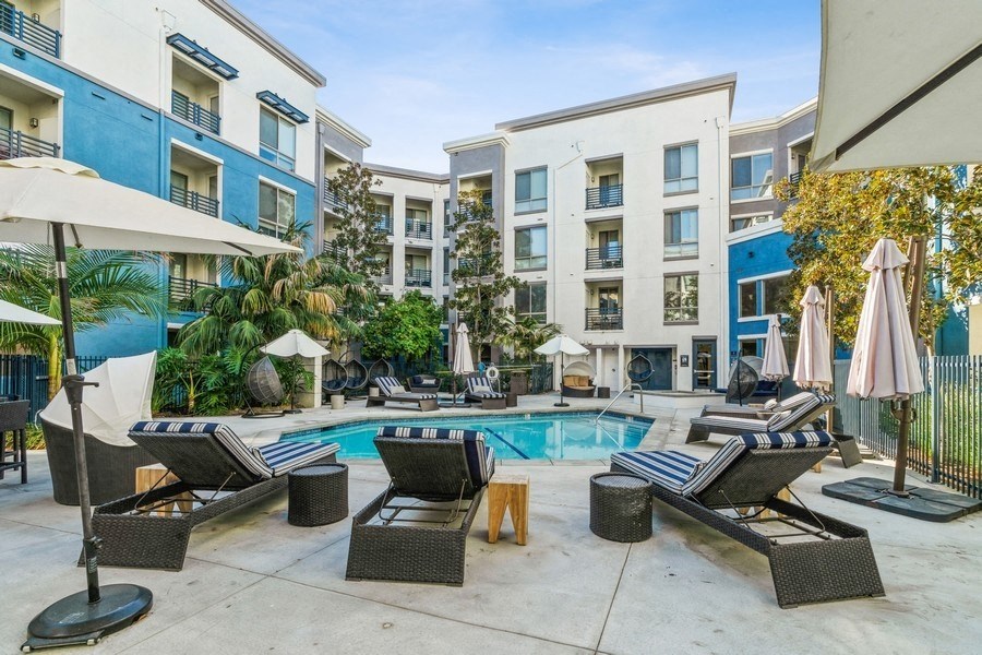 Exterior Pool Lounge at Enclave at Warner Center, 6710 Variel Ave