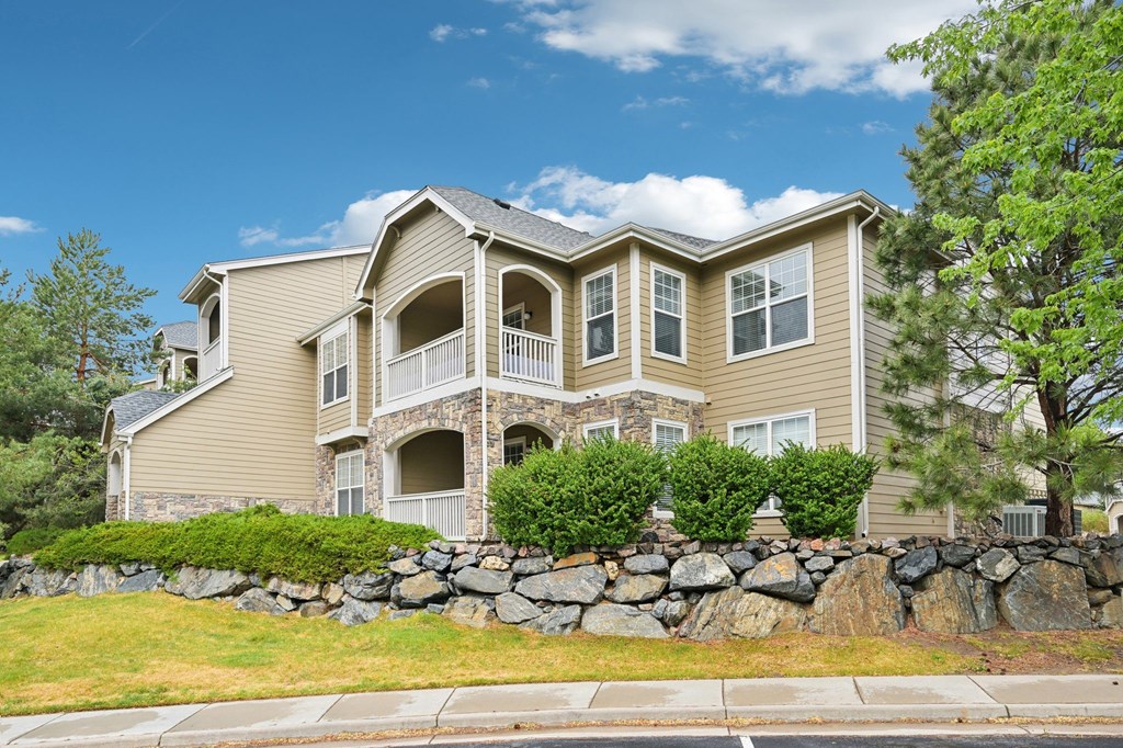 Exterior views at Stone Cliff Apartments