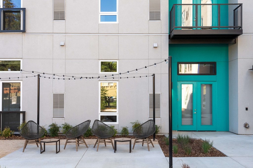 Exterior Seating at Eleanor H16 Apartments