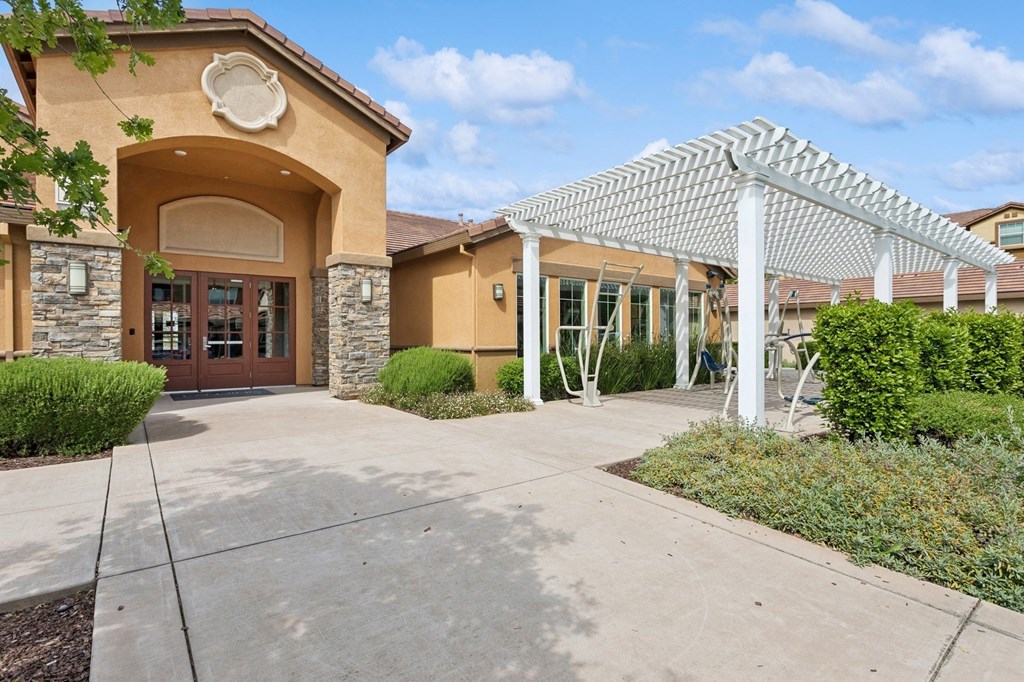the preserve at ballantyne commons leasing office and covered patio