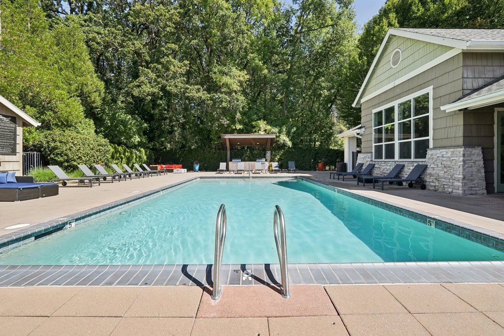 Swimming pool at Thorncroft Farms Apartments