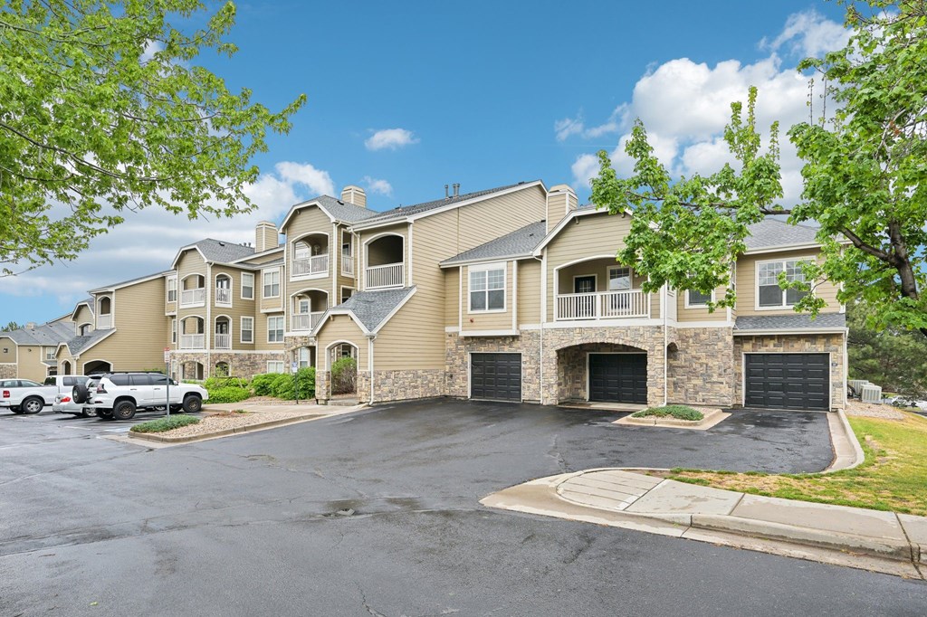 Exterior views at Stone Cliff Apartments