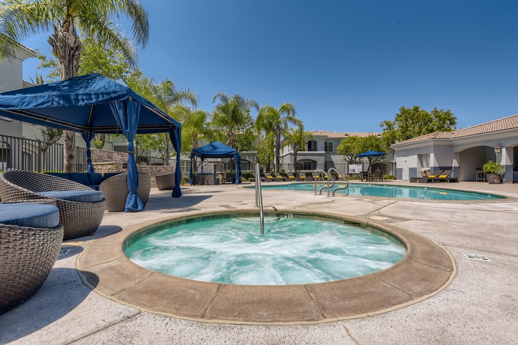 Hot tub at Santa Rosa Apartments