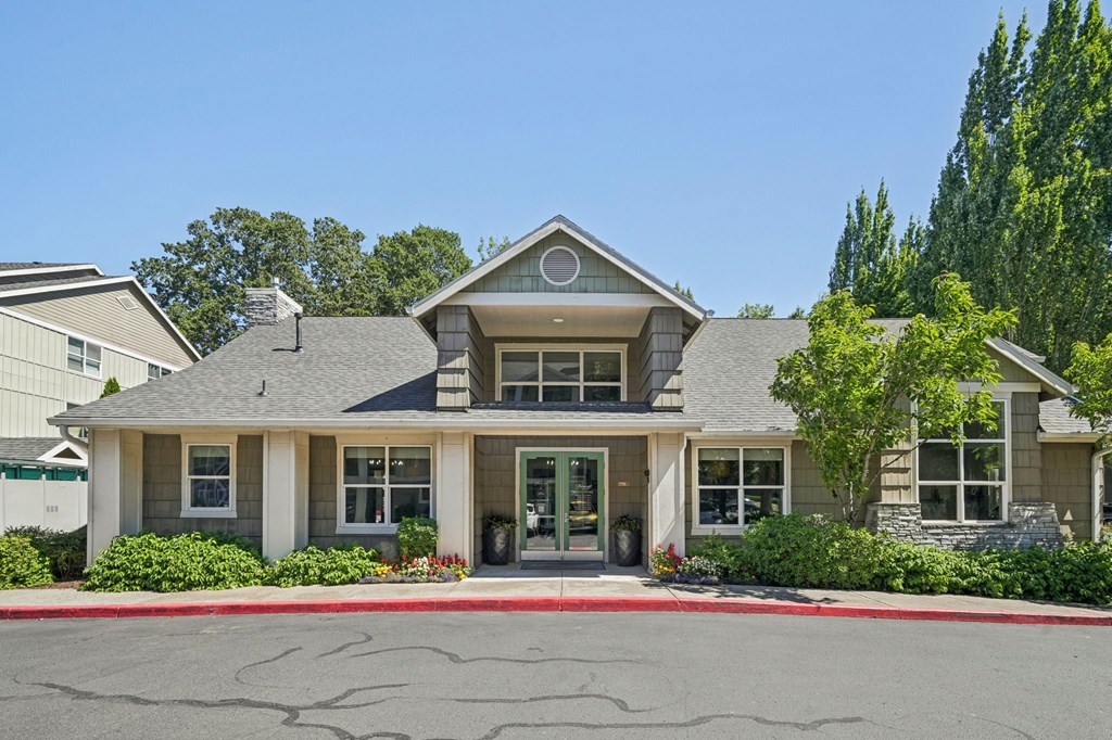 Exteriors at Thorncroft Farms Apartments