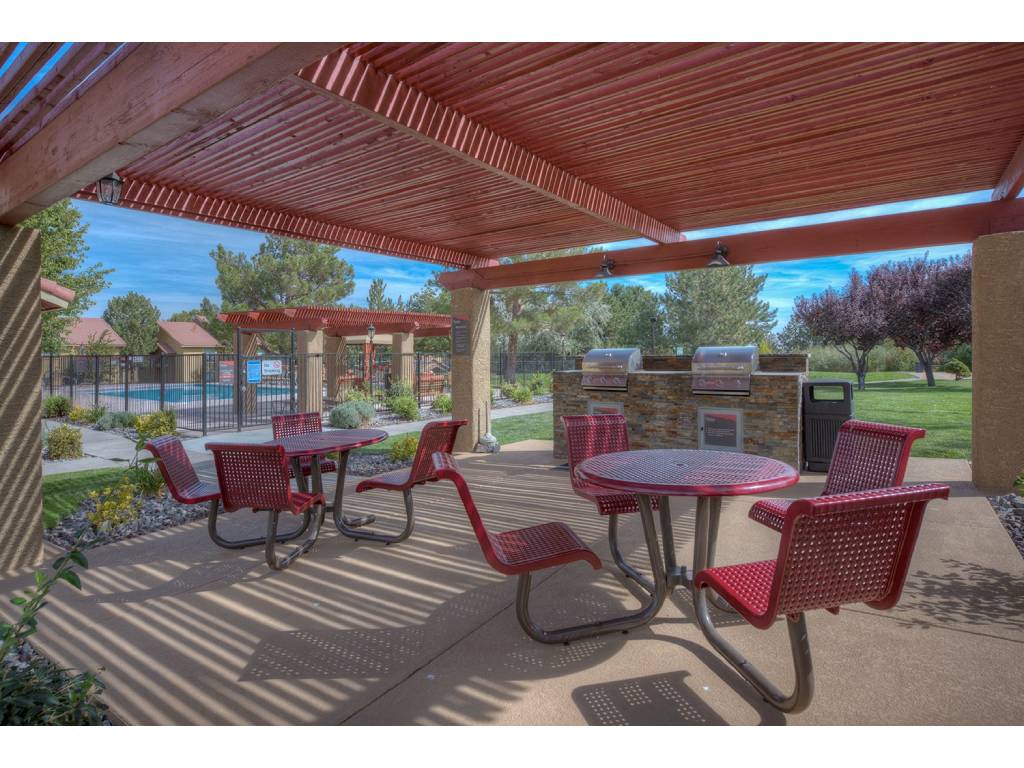 Picnic and BBQ Area at Vizcaya Hilltop Apartments, Reno
