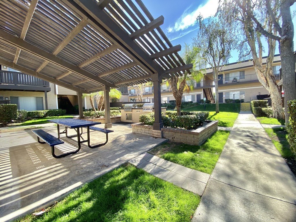 Outside Resident Seating at Stoneridge Apartment Homes