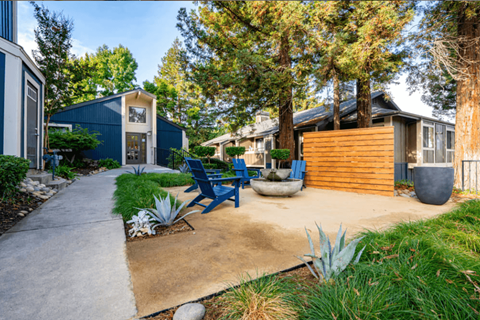 Resident Outdoor Seating at Maris at Martinez