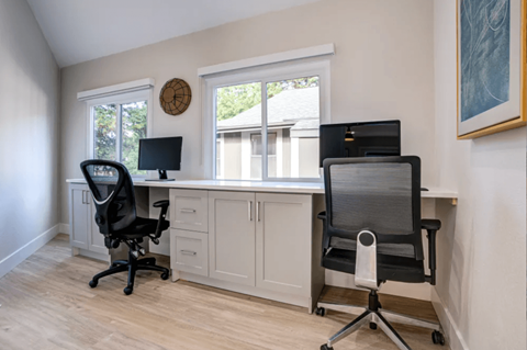 Resident Working Lounge at Maris at Martinez