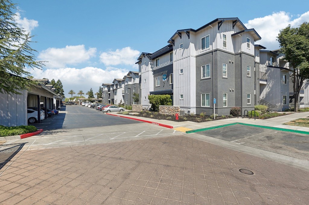 exterior views at Waterstone Apartments