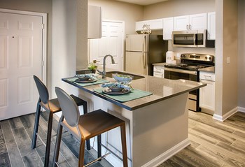 Island Kitchen at Stone Cliff Apartments - Photo Gallery 13