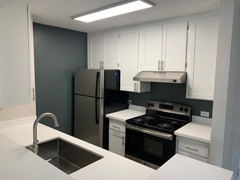 Fully Equipped Kitchen at Madison Park Apartment Homes, Anaheim