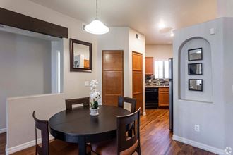 Stylish Dining room Stylish Dining room at Scottsdale Horizon Apartments, Arizona