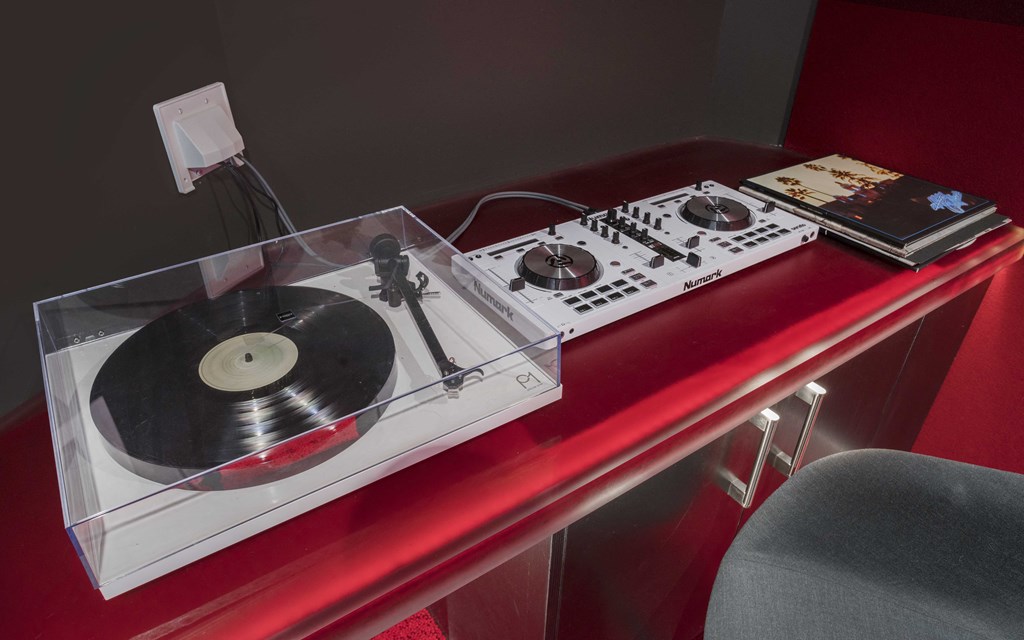a record player on top of a desk