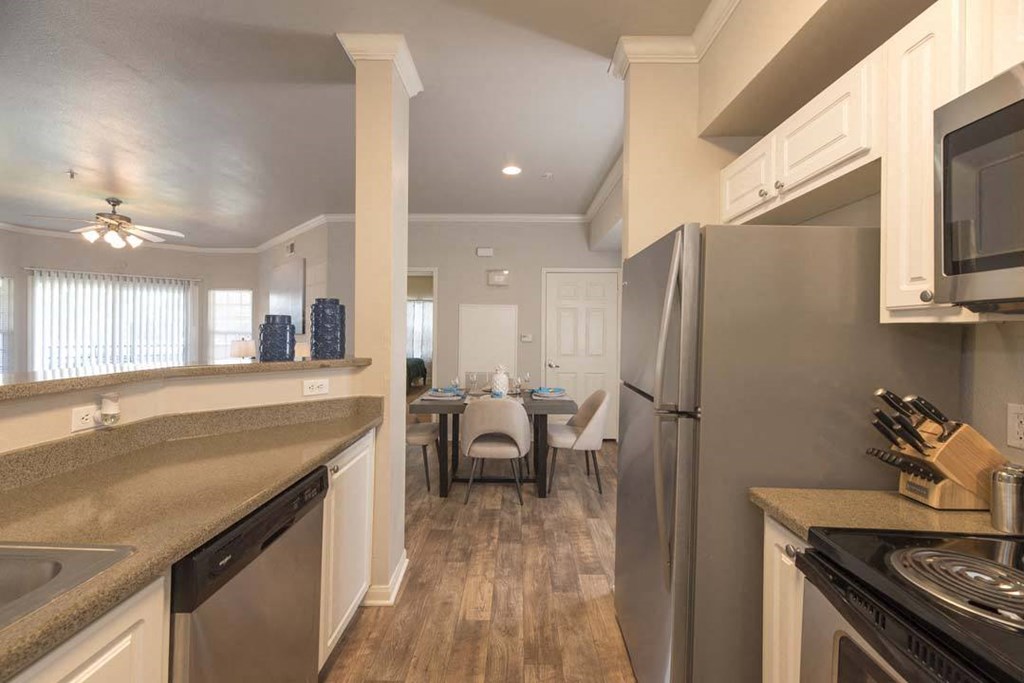 Kitchen Bar With Granite Counter Top at North Pointe Apartments, California, 95688