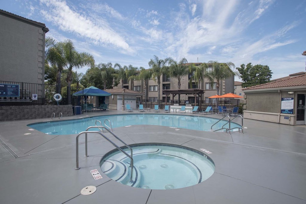 Hot Tub And Swimming Pool at Bella Vista Apartments