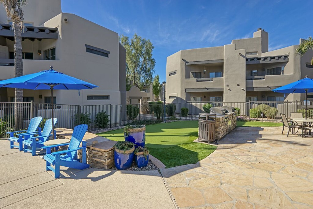 Garden Courtyard With Grills And Fireplace at Scottsdale Horizon Apartments, Scottsdale, 85260