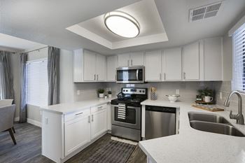 Fully Equipped Kitchen With Modern Appliances at Sonoran Apartment Homes, Phoenix, AZ, 85044