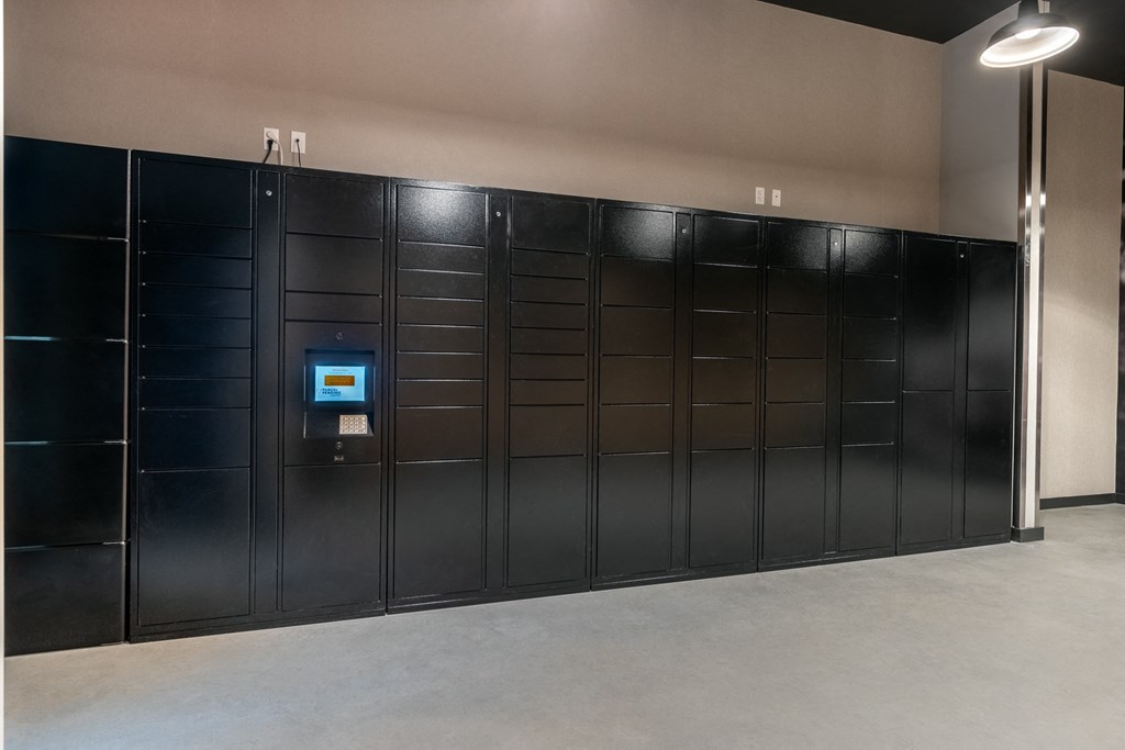 Parcel Locker Room - Coen & Columbia