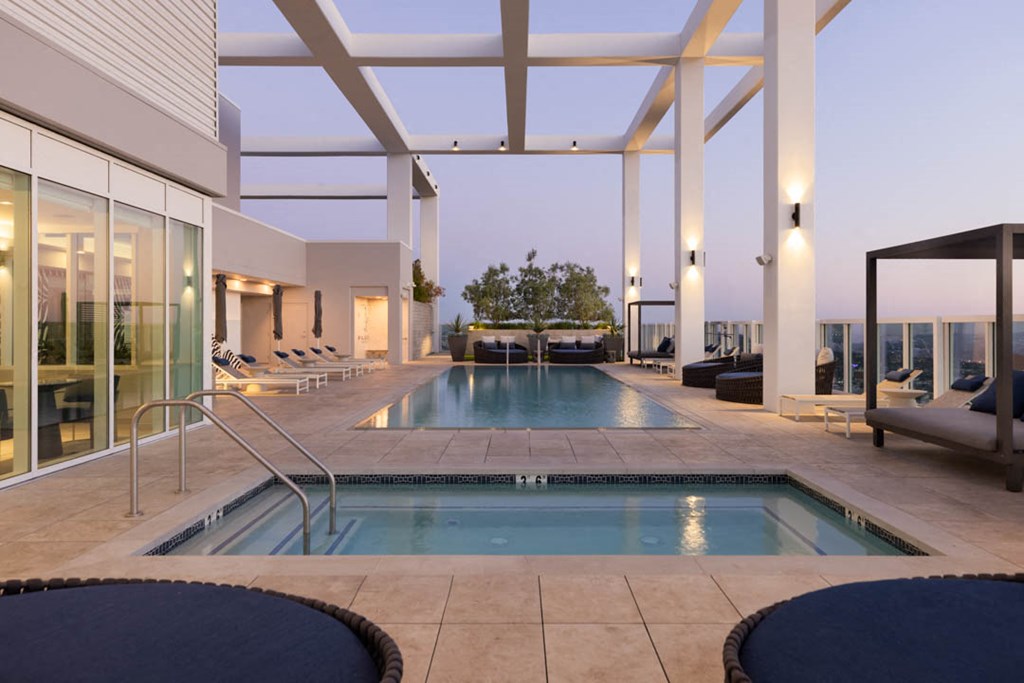 Rooftop Pool & Sky Lounge Amenity - Hallasan