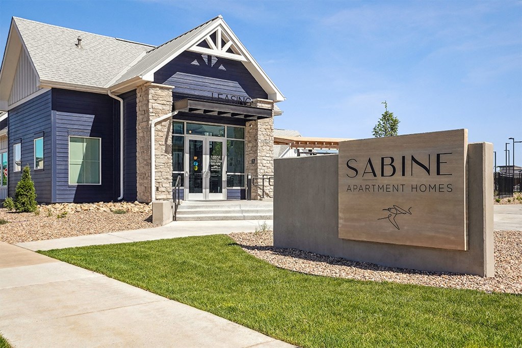 Clubhouse Entry & Monument - Sabine
