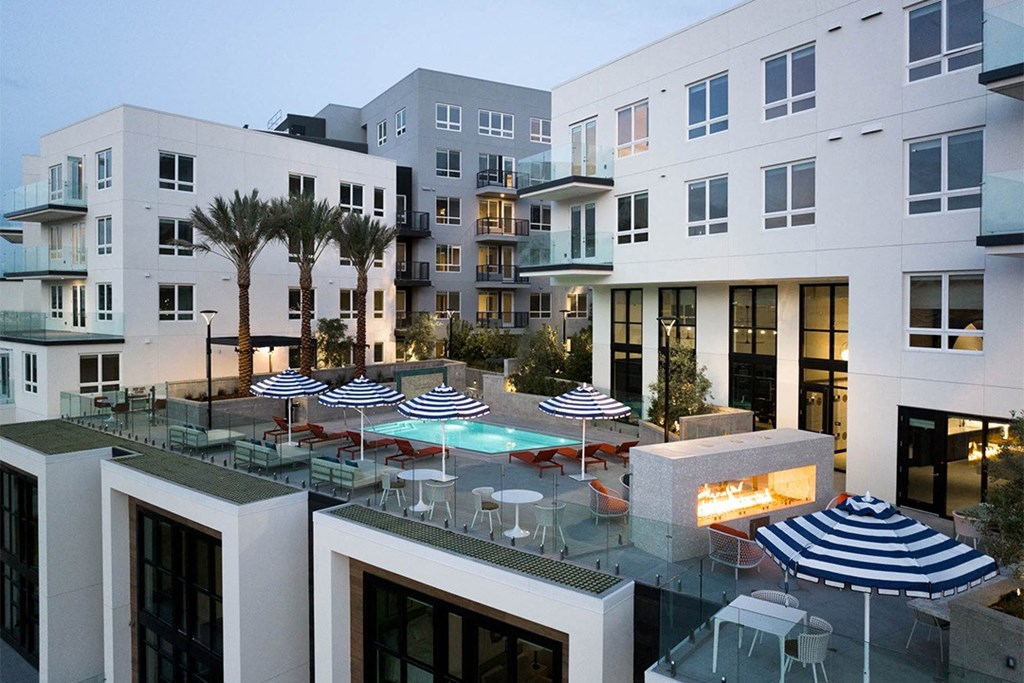 a view of the courtyard at the flats at big tex apartments in san antonio