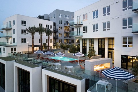 a view of the courtyard at the flats at big tex apartments in san antonio