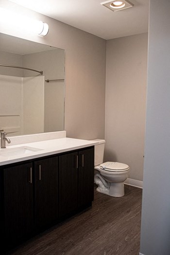 2 Bedroom Bathroom - Coen & Columbia - Photo Gallery 107