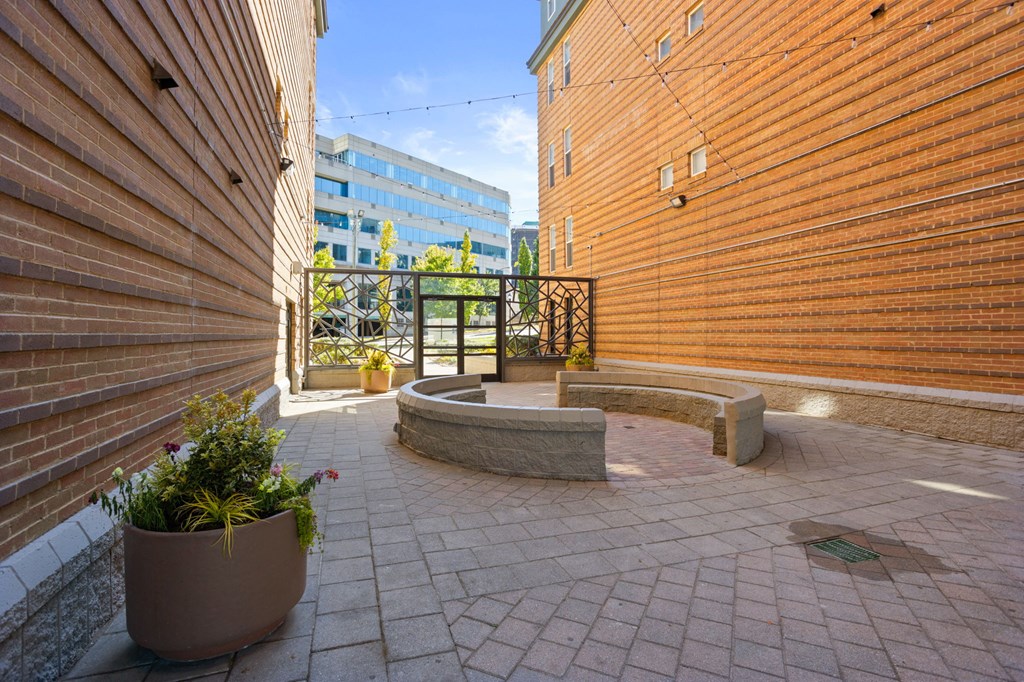 Flatiron West Trade Courtyard in middle of apartment community with benches and stone flooring