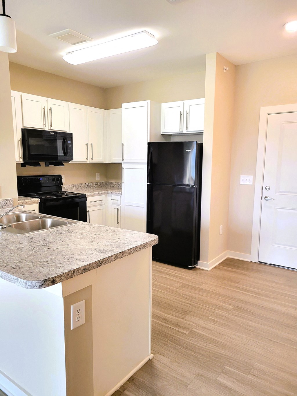 500 Northside Station Apartments Kitchen with Island, Refrigerator, Microwave, Oven