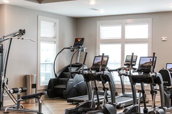 Convenient On-site Fitness Center - Photo Gallery 40