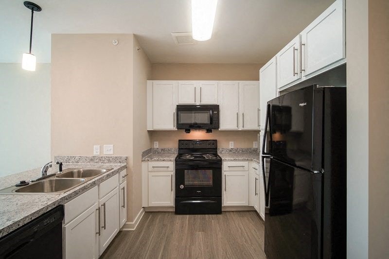 500 Northside Apartments Kitchen with stove, microwave, oven, refrigerator, sink