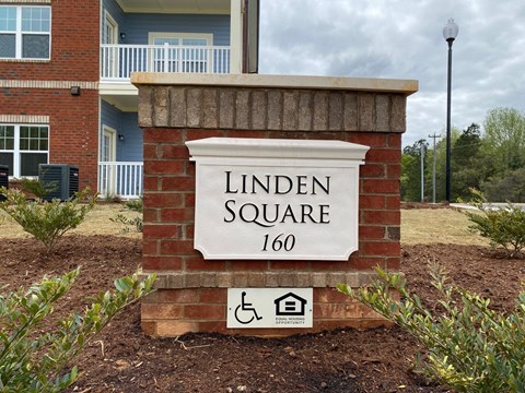 The sign for Linden Square Apartments