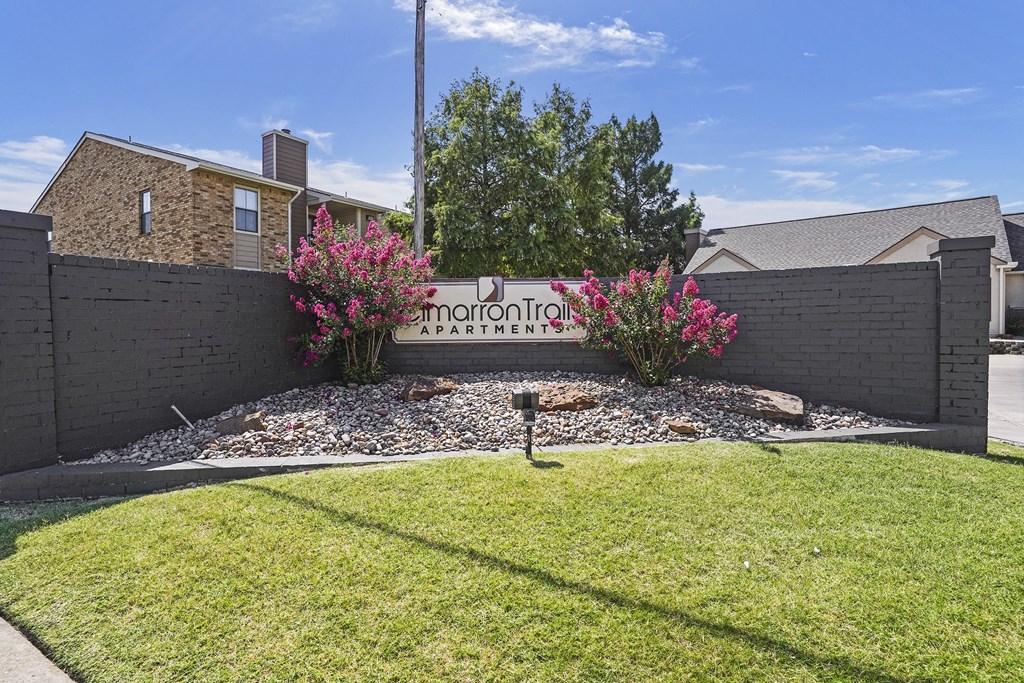 A wall with a sign that says "amarronrills" on it.