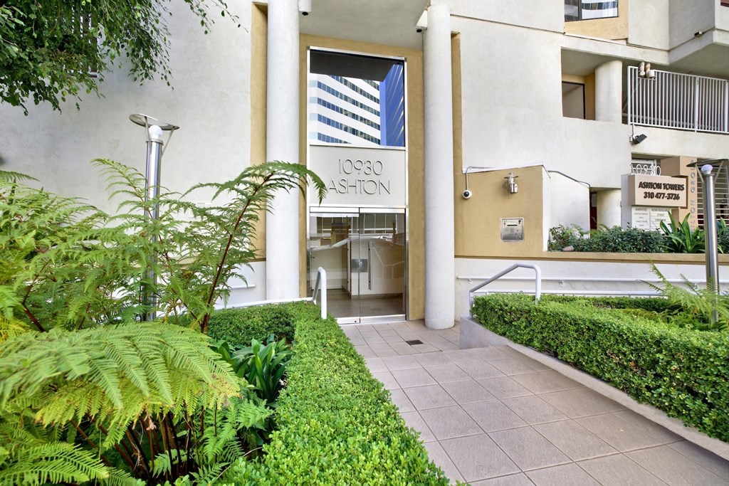 Exterior view at Ashton Towers, Los Angeles, CA