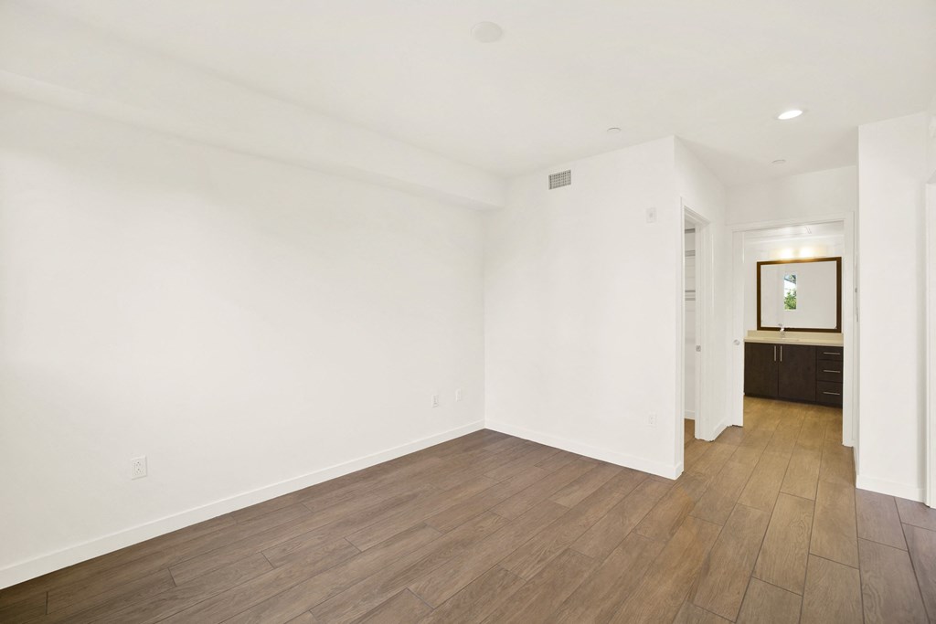 A room with wooden floors and white walls at The Urbanpolitan, Los Angeles