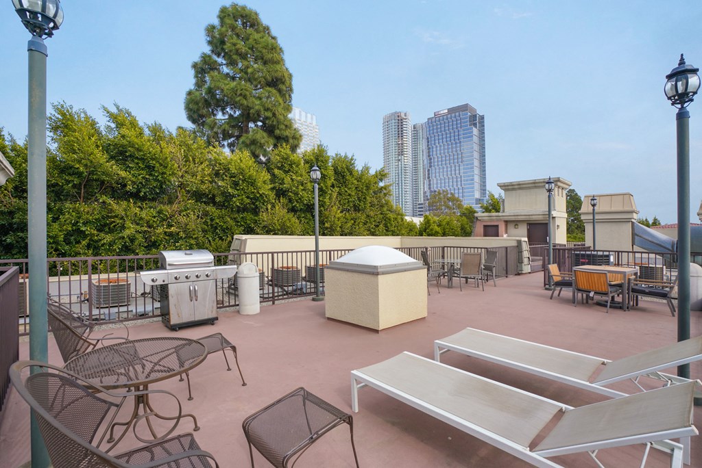 Roof terrace with lounge furniture and city views