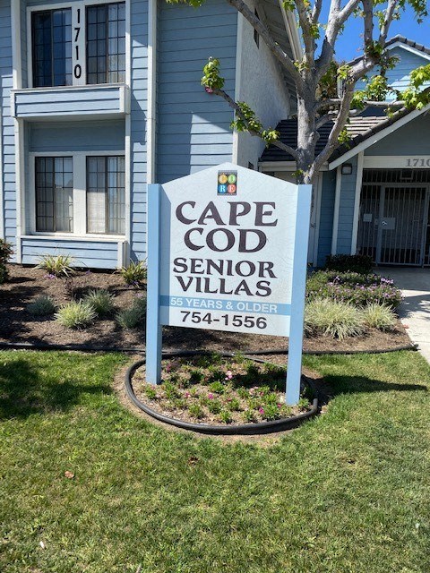 a sign in front of a house that reads cape cod seniors villas