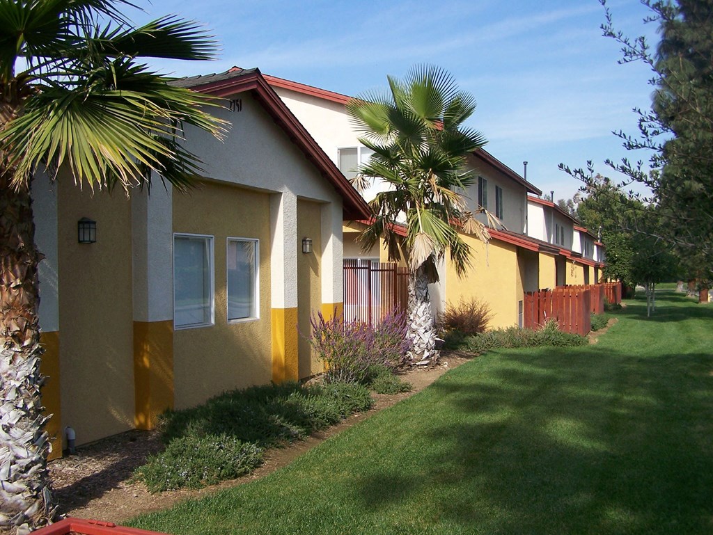 Mission Pointe at Riverside Green Landscape