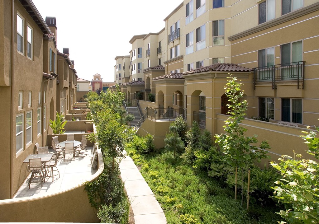 Vista Terraza Green Space and Walkway