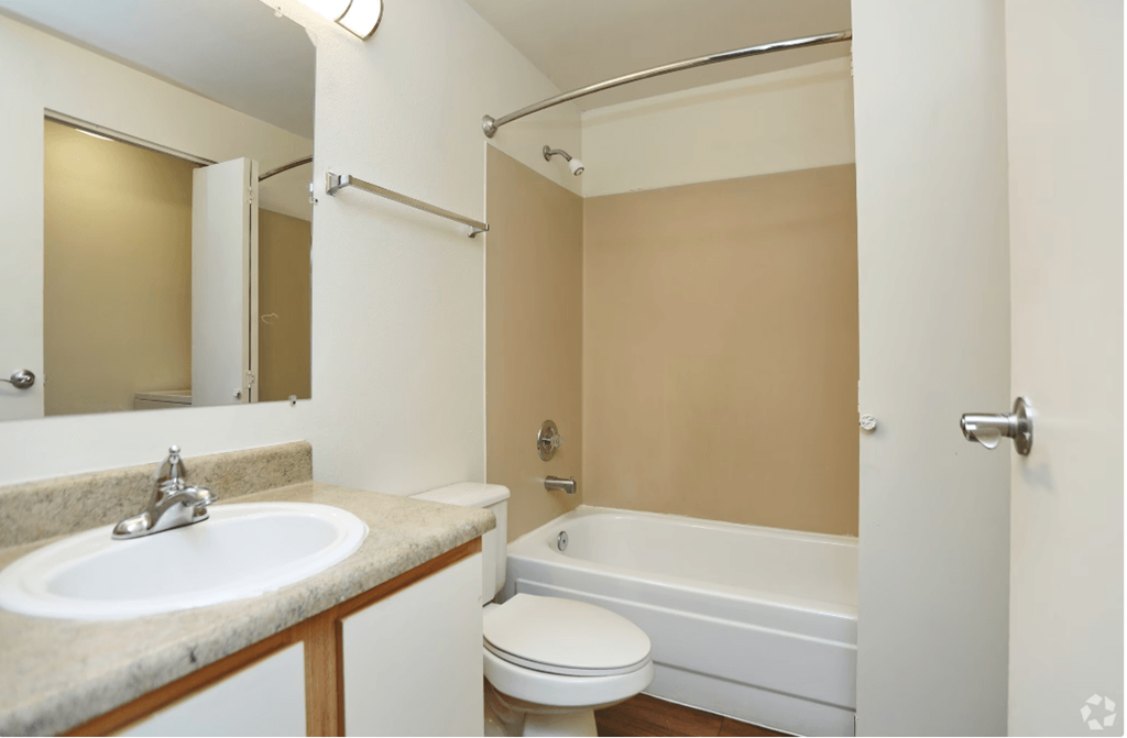 Large Soaking Tub In Bathroom at Sunset Park Apartments, Washington , 98146