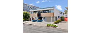 Front entrance at Federal Apartments in Los Angeles, CA