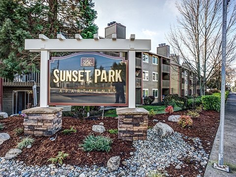 the sign for sunset park at sunset park apartments