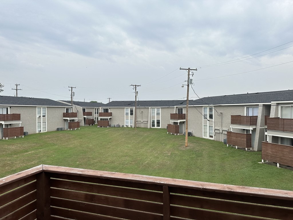 a view of the backyard of an apartment complex