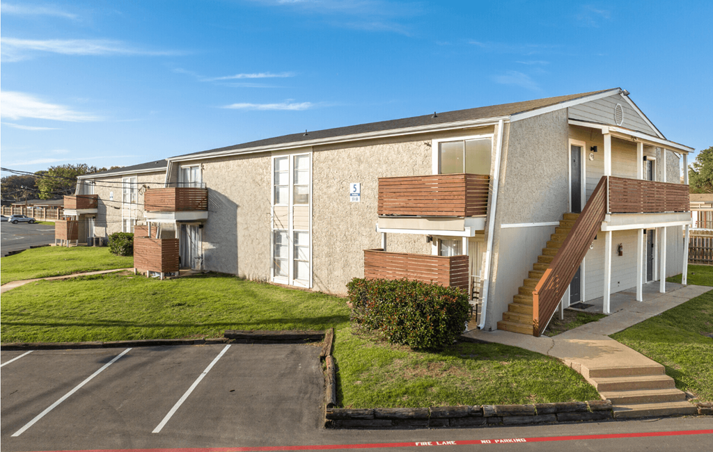 A building with a parking lot in front of it.