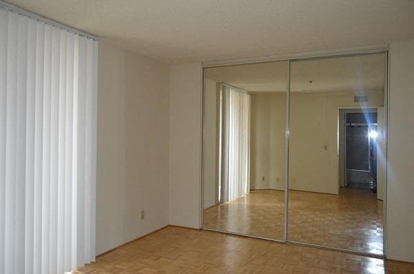 an empty living room with a large mirror