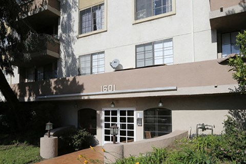 the front entrance of the elliott building